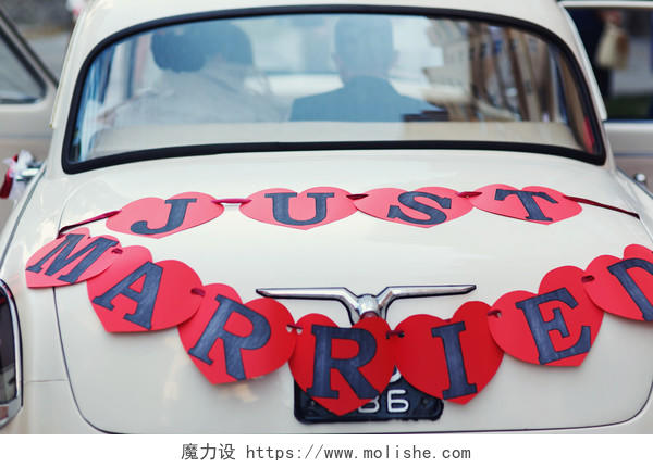 经典复古白色婚车与红心标志